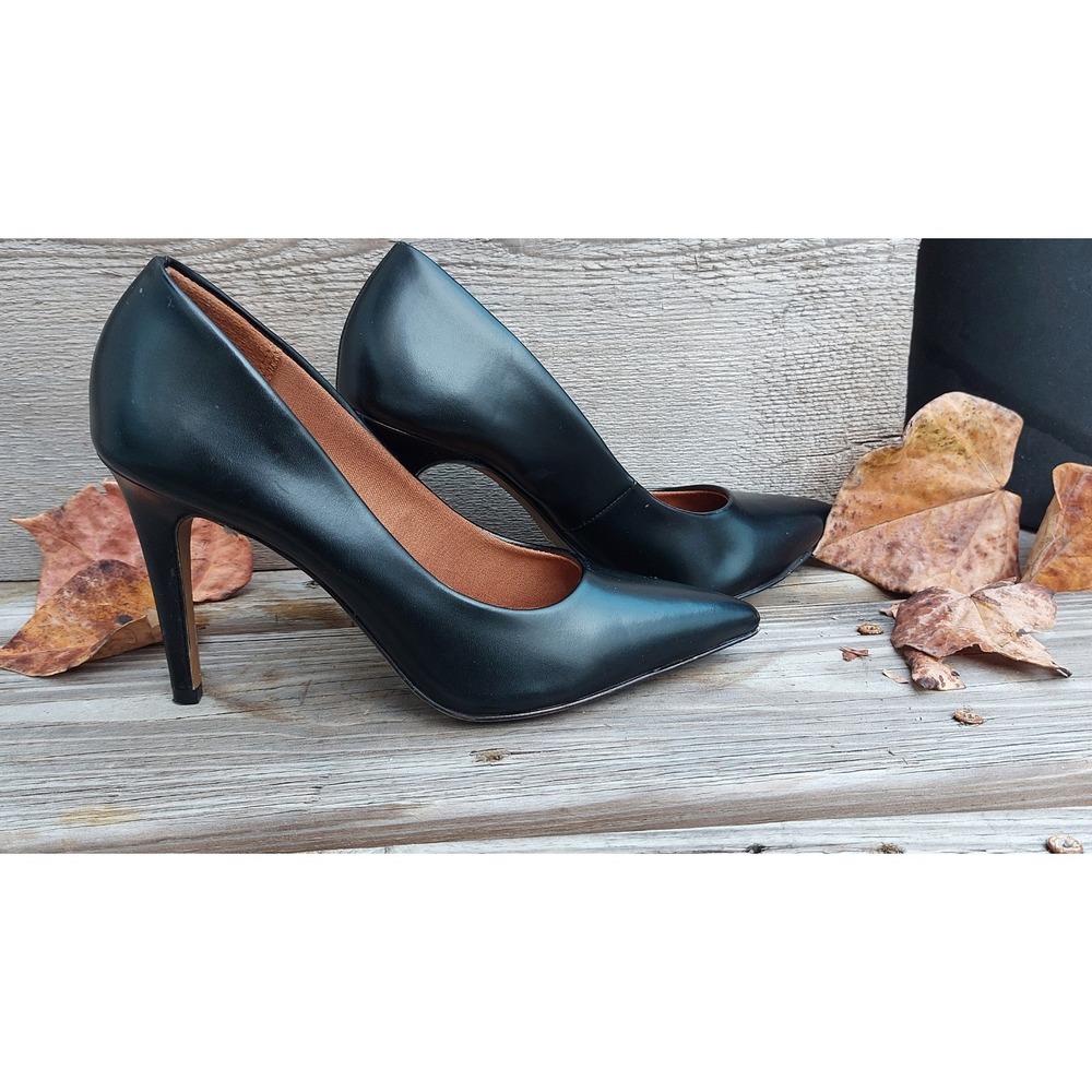 Woman's Christian Sirjano Pointed Black Faux Leather Pump Stilettos Size 5.5
